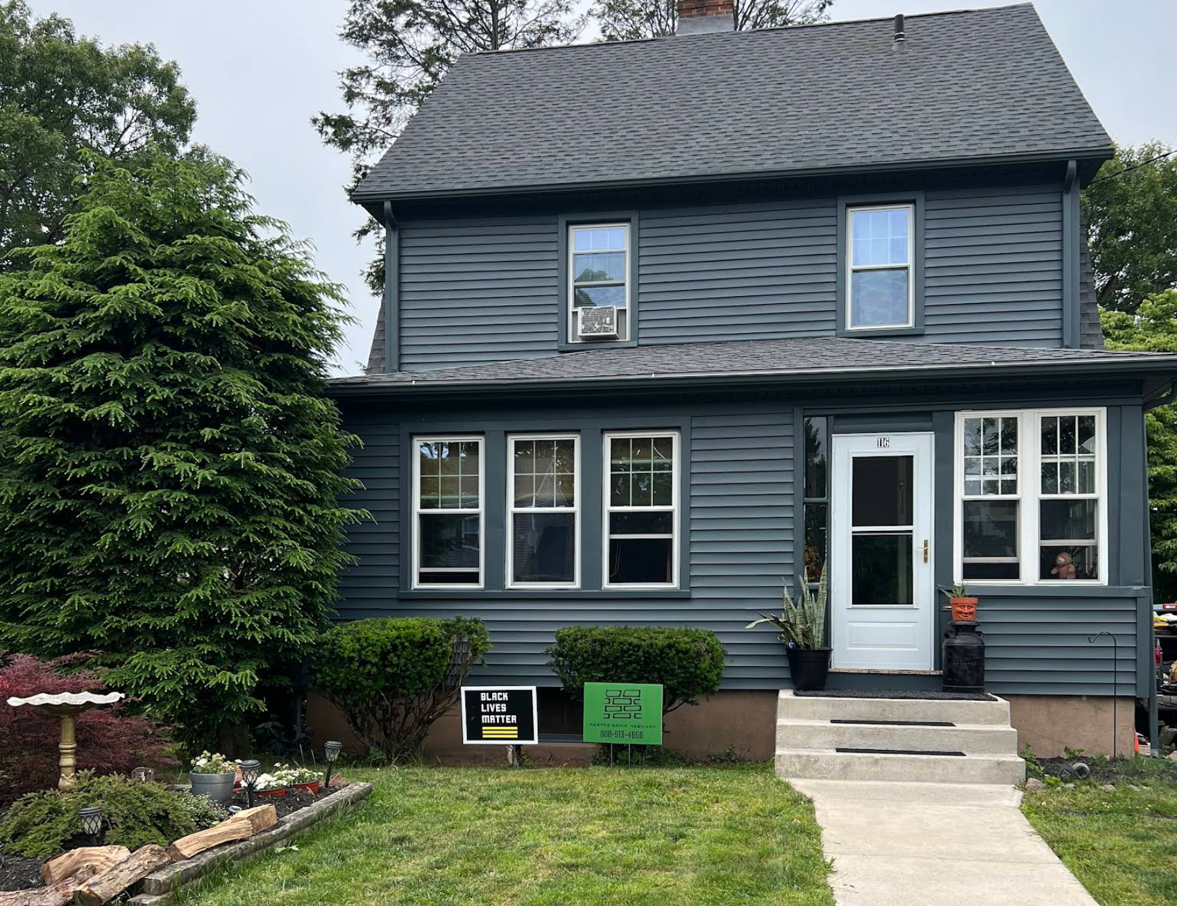 Ranch home with freshly restored white vinyl siding in Essex, CT