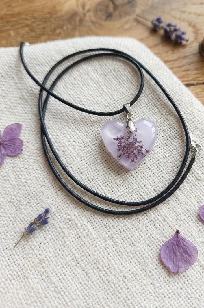 Colgante Corazón con Flor Silvestre Lavanda