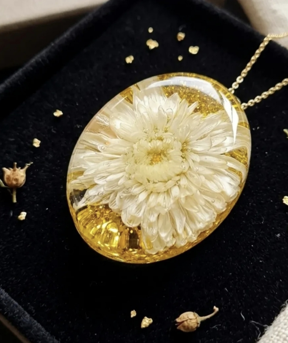 Medallón Flor Preservada & Destellos Dorados