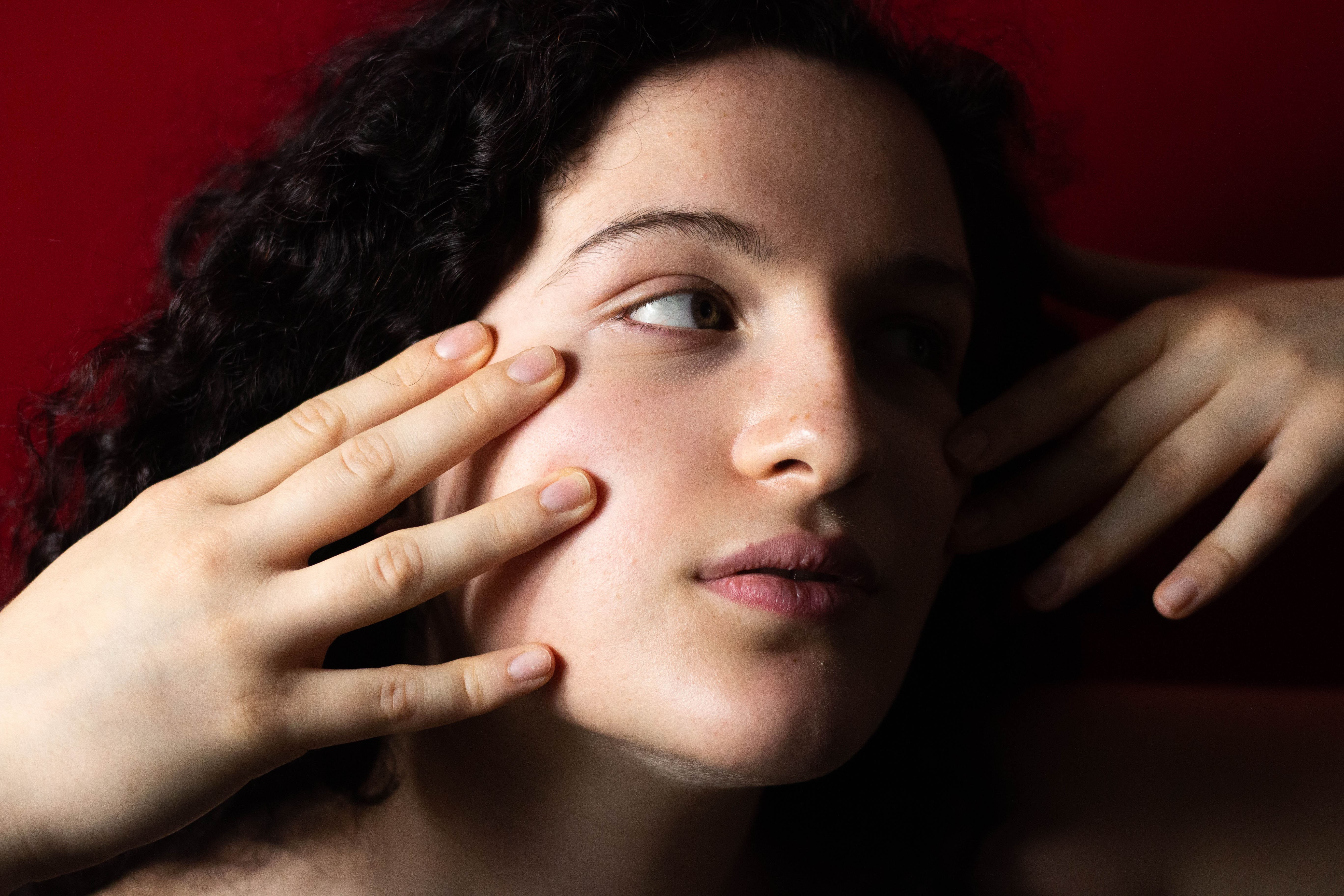 Mani sul Volto e Rosso Puro