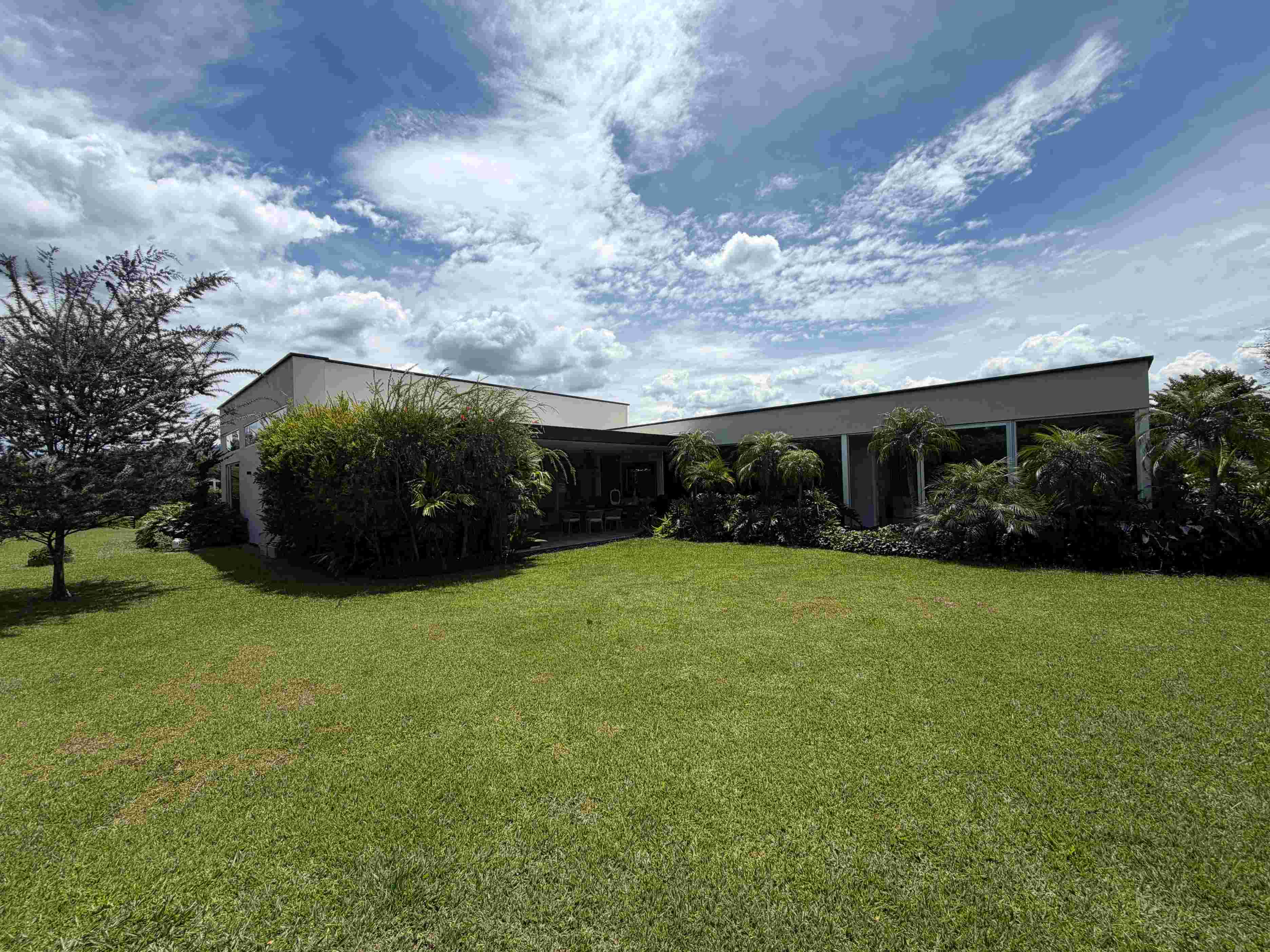 Entorno natural y amplia zona verde privada de Casa Campestre Sibaris en el Oriente Antioqueño