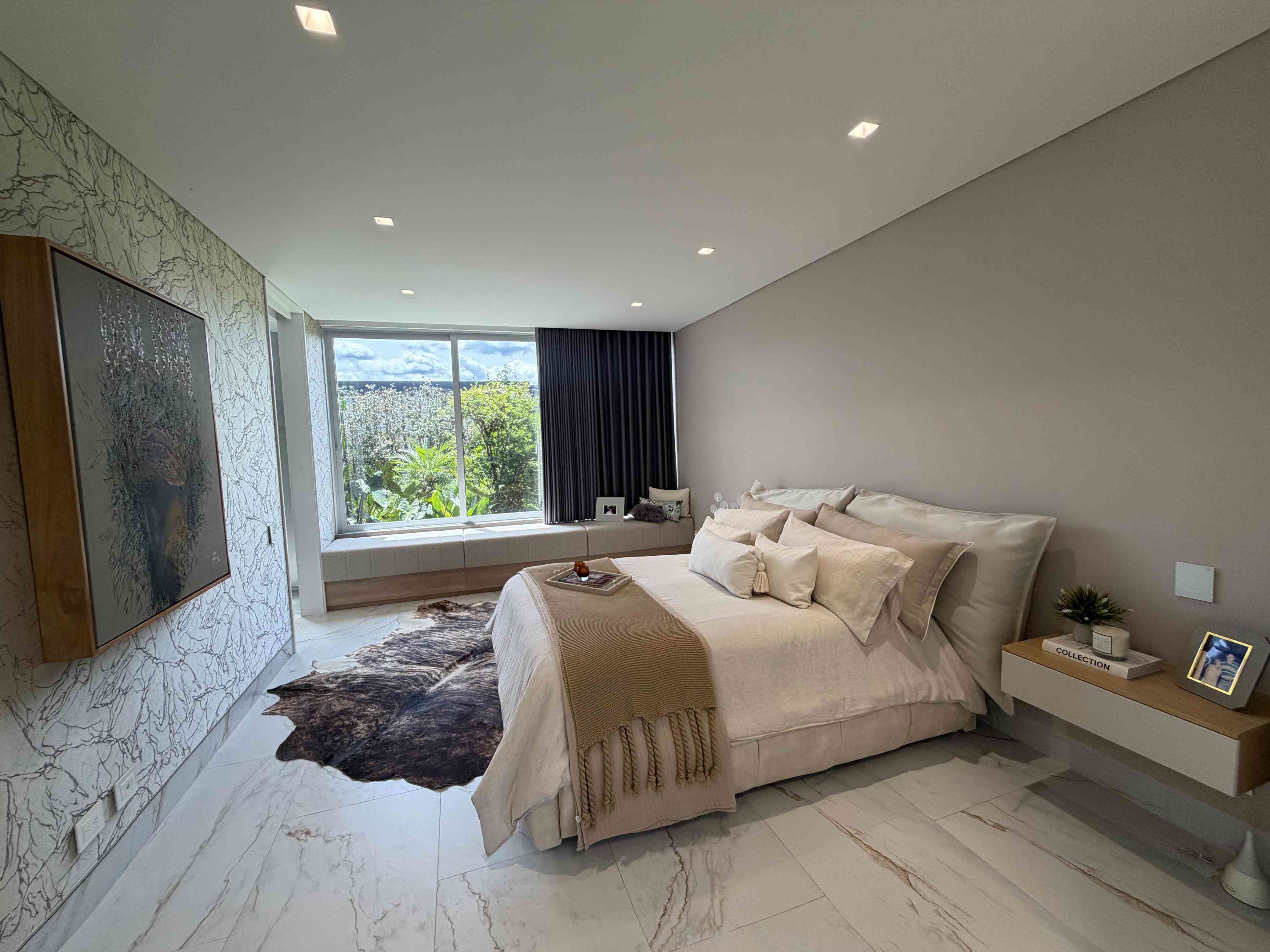 Habitación principal contemporánea con ventanal panorámico hacia la naturaleza