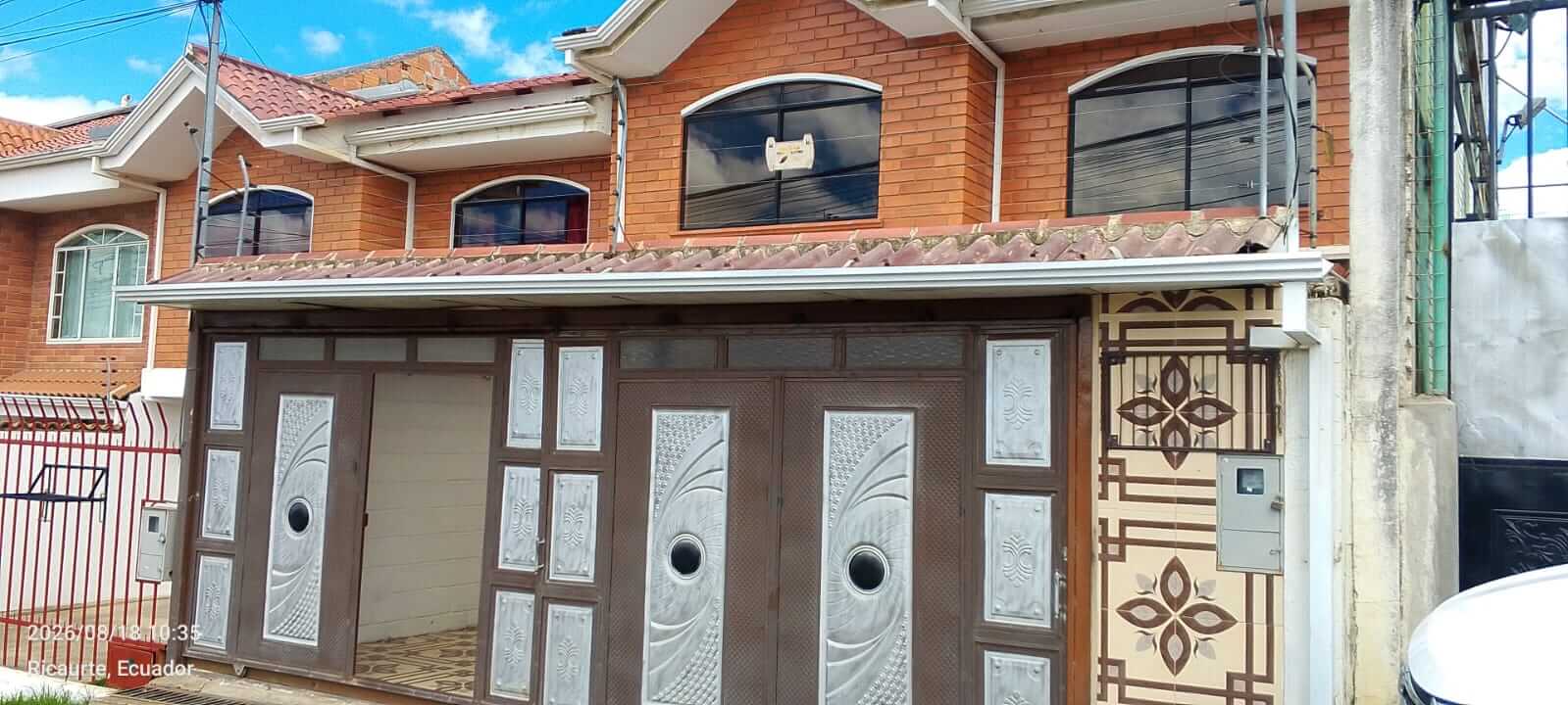 Casa familiar de dos pisos con amplio garaje