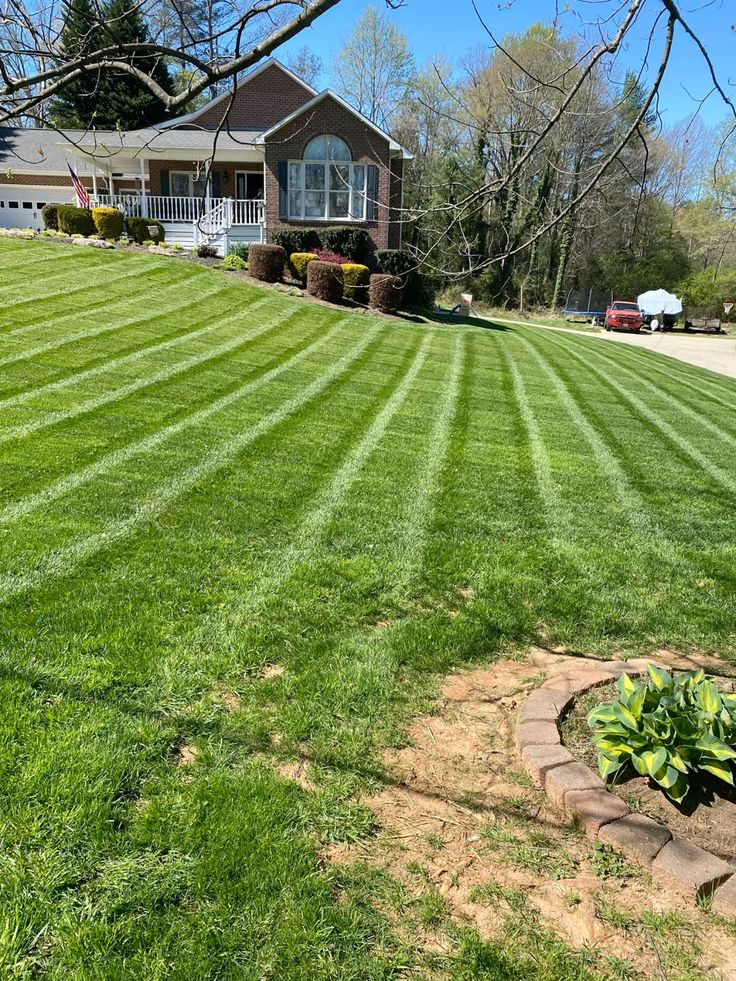 Mowing and trimming service in Crowley