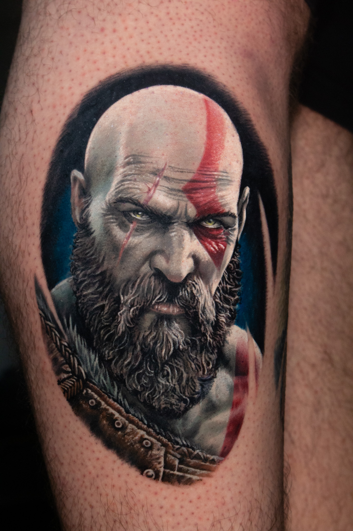 Tatuagem Kratos God of War em realismo colorido feita por Rogério Opix