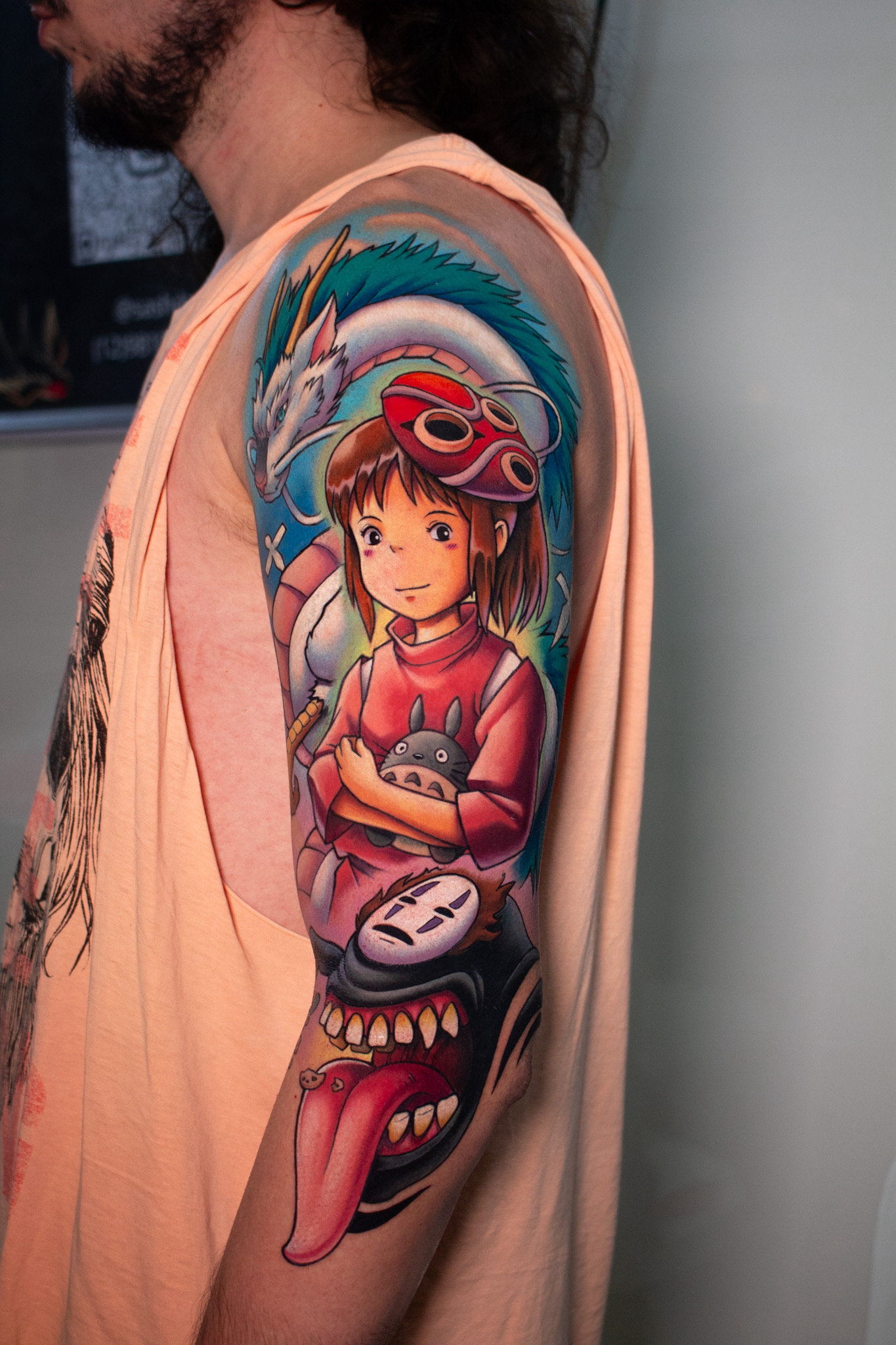 Tatuagem real com composição de personagens de anime feita por Rogério Opix
