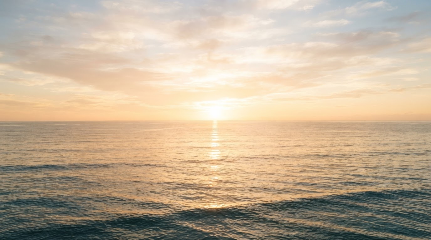 Weites, helles Meer mit sanftem Sonnenlicht – ein Gefühl von Weite und Lebensfreude