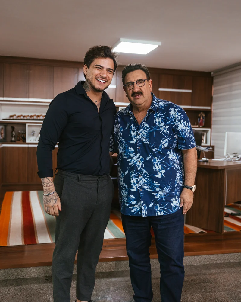 Victor Marins durante atendimento de visagismo com Ratinho