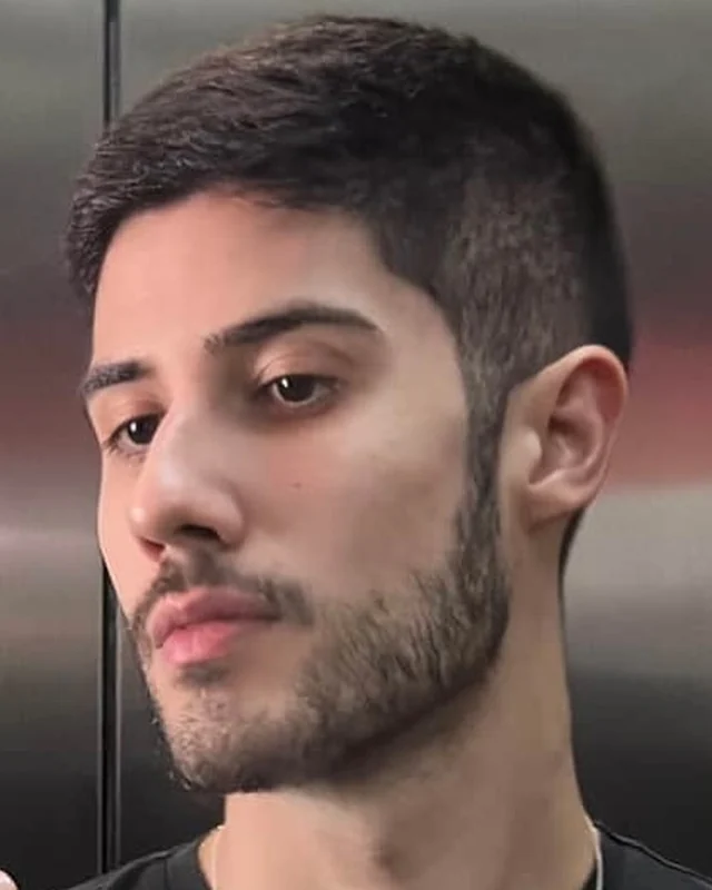 Antes e depois de projeto de visagismo masculino — Comprimento, Fluxo & Perfil, antes