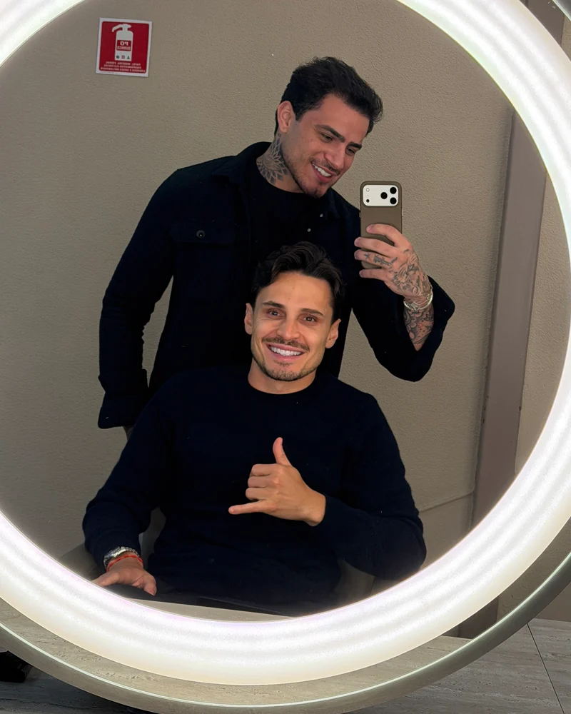 Victor Marins durante atendimento de visagismo com Raphael Veiga