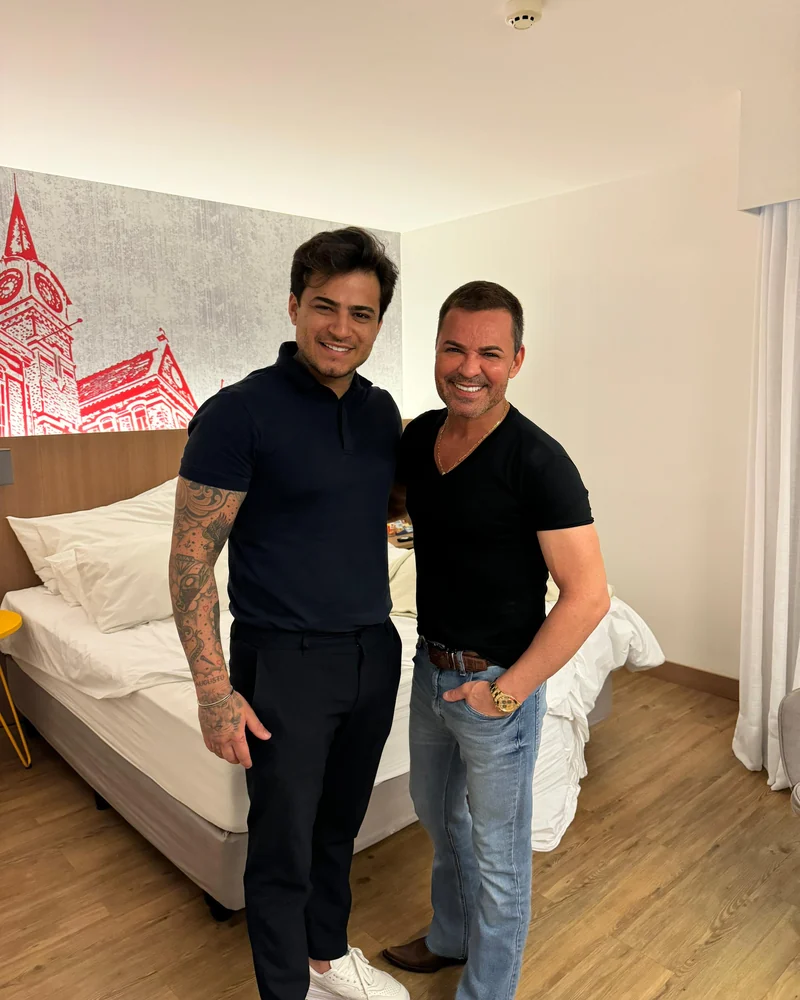 Victor Marins durante atendimento de visagismo com Eduardo Costa