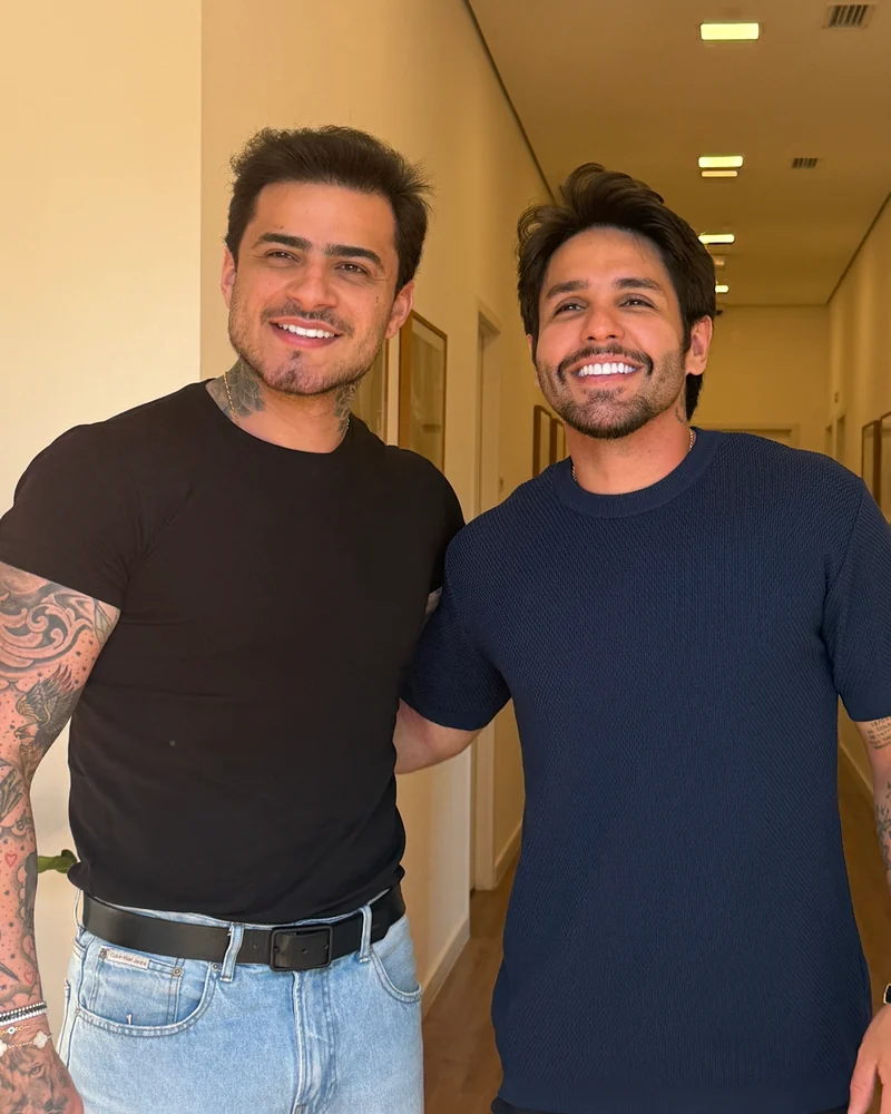 Victor Marins durante atendimento de visagismo com Guilherme