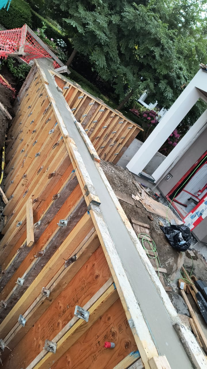 Braced plywood and timber formwork for a poured concrete wall
