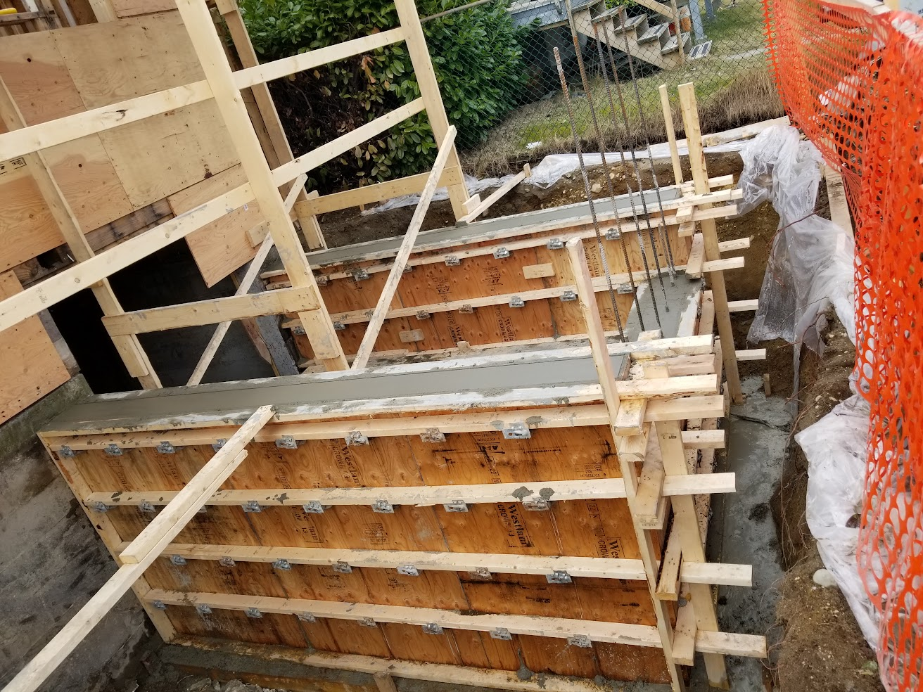 Braced plywood formwork for reinforced concrete foundation walls