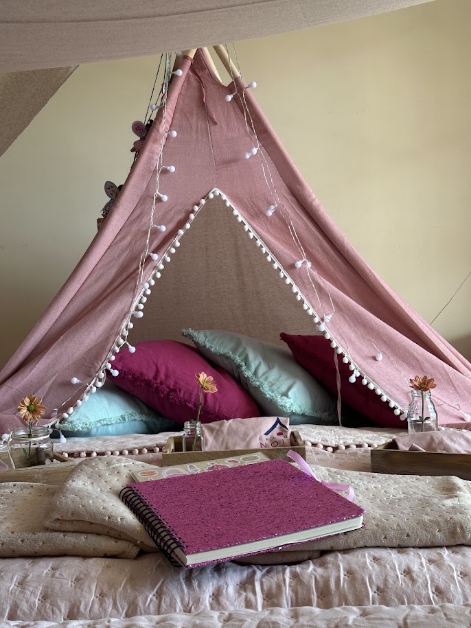 Tenda tipi rosa com cordão de luzes pompom, flores e caderno surpresa