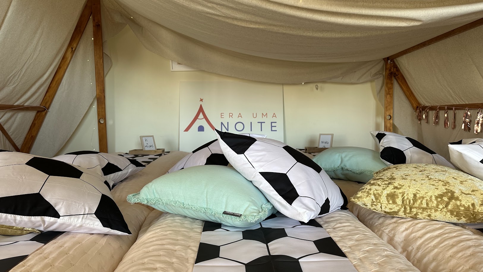 Vista panorâmica interior da tenda com tema Futebol e almofadas temáticas