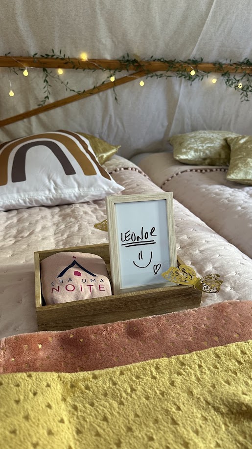 Bandeja de madeira com nome Leonor, borboleta dourada e brinde ERA UMA NOITE