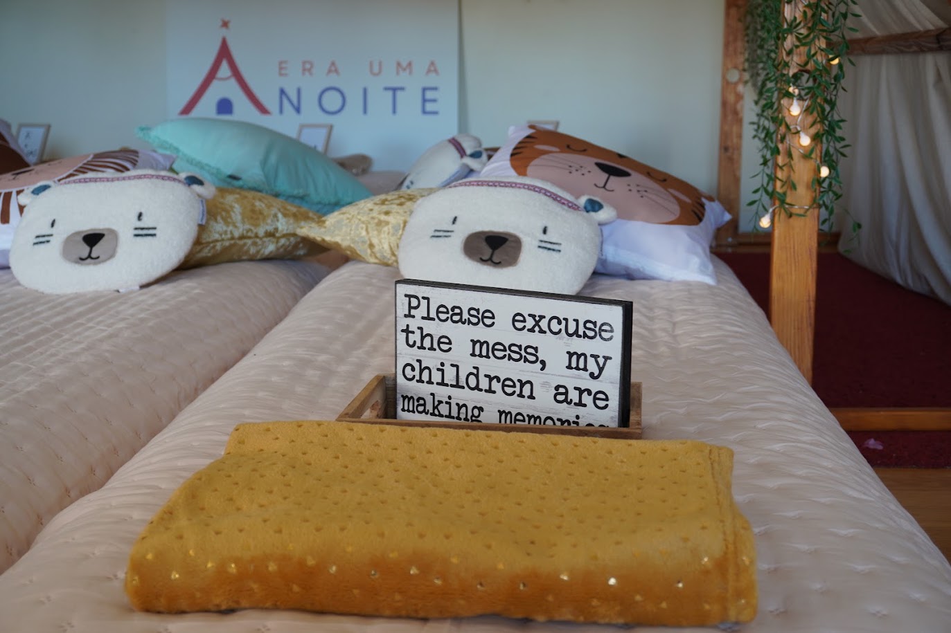 Cenário Safari com almofadas de animais, manta dourada e placa temática