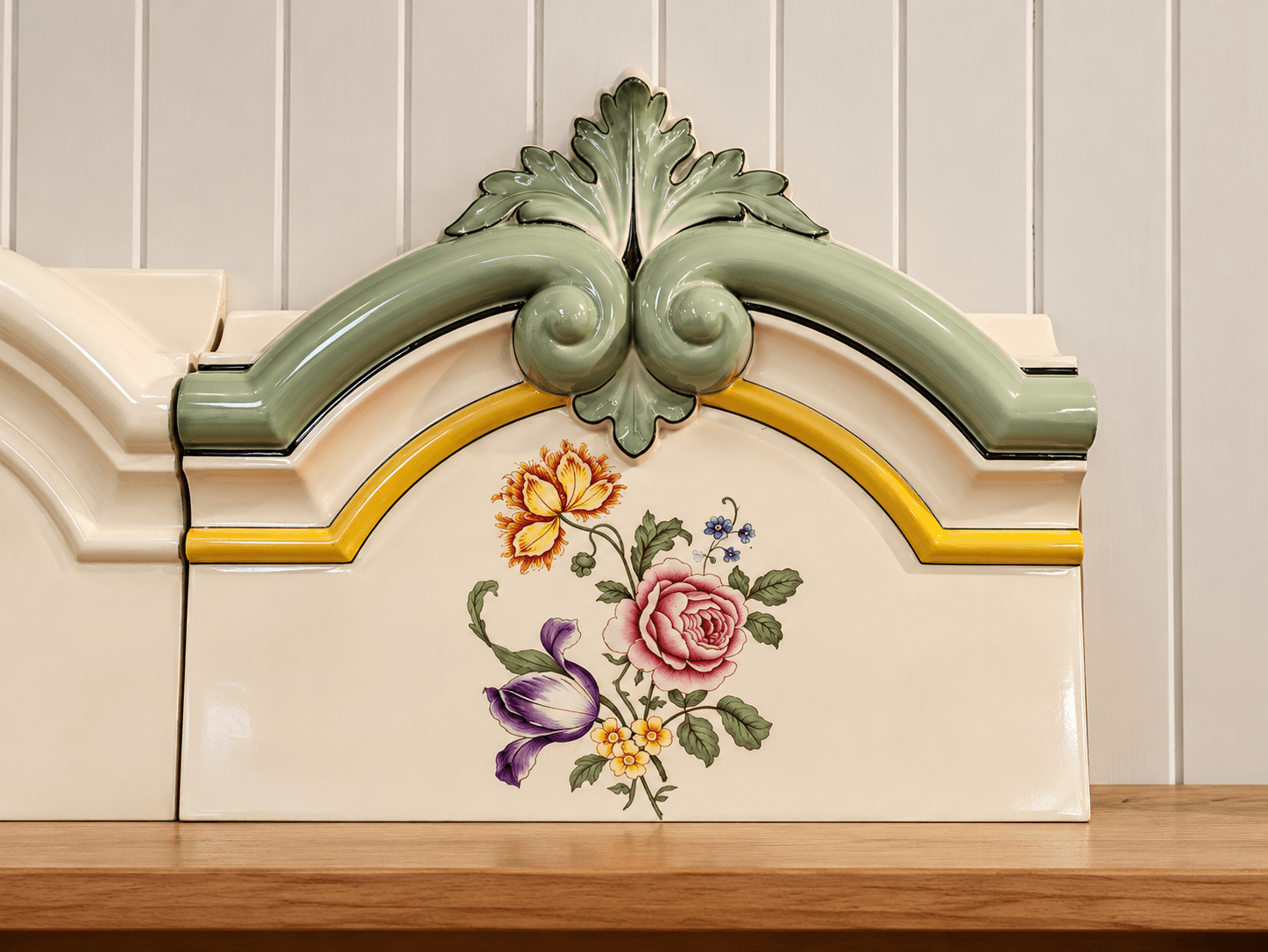 Handmålat krönstycke till 1700-tals kakelugn med blombukett och skulpterad akantusbåge