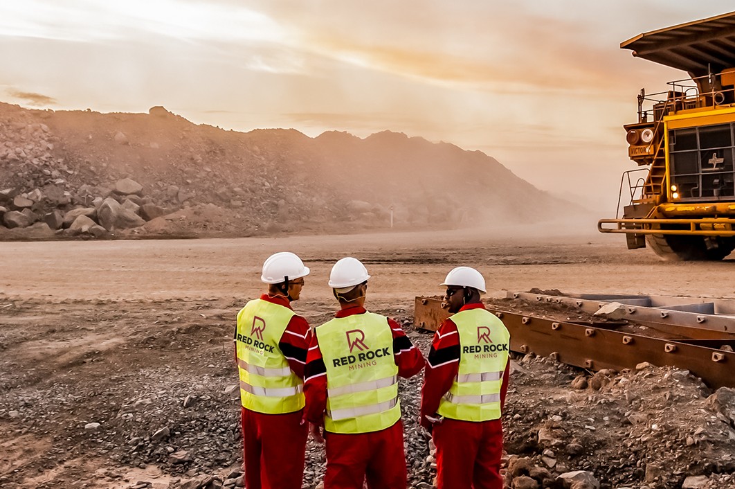 Équipe technique RedRock Mining sur site minier avec gilets et casques RRM