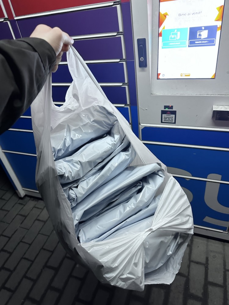 Sac cu colete pregătite pentru predare la locker