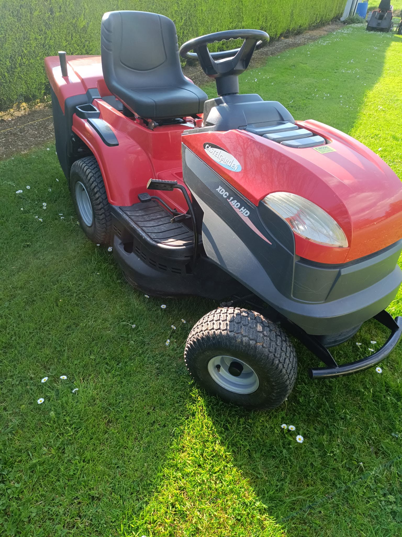 Castlegarden XDC 140 HD lawn tractor front right angle on lawn