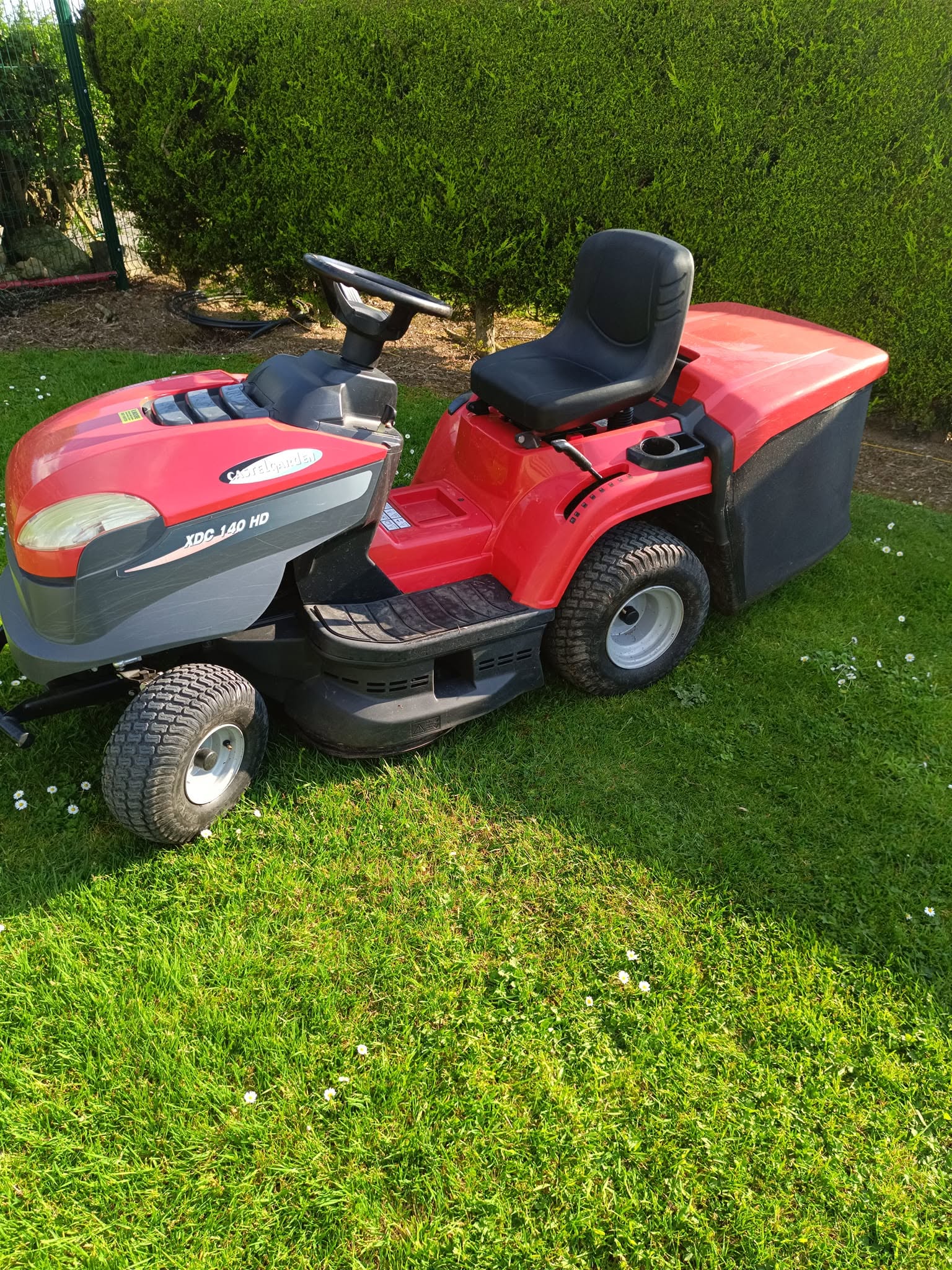 Castlegarden XDC 140 HD full side profile on grass with collector