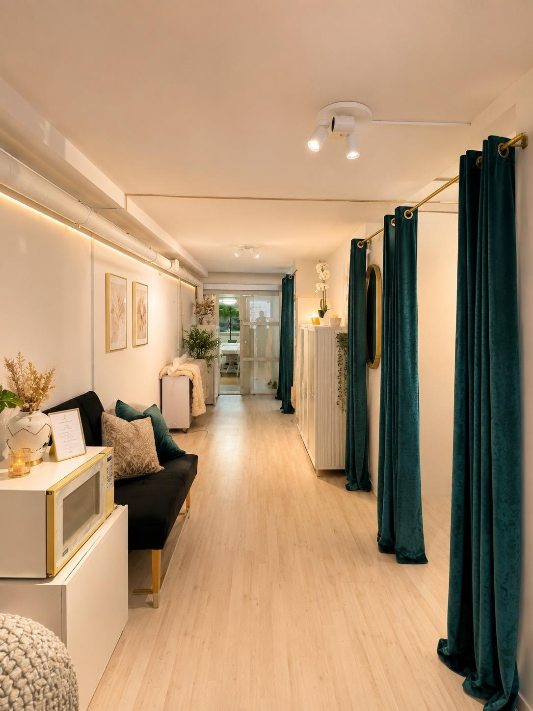 Calm spa candles and folded linen towels at Natu