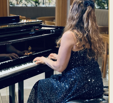 White baby grand piano set up for a wedding ceremony performance — photo 2