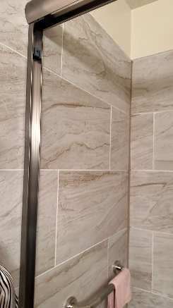 Enchapado de Ducha en Porcelanato Texturizado con Agarradera
