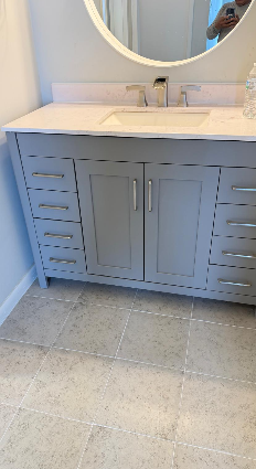 Remodelación de Baño con Vanity Gris y Grifería Moderna