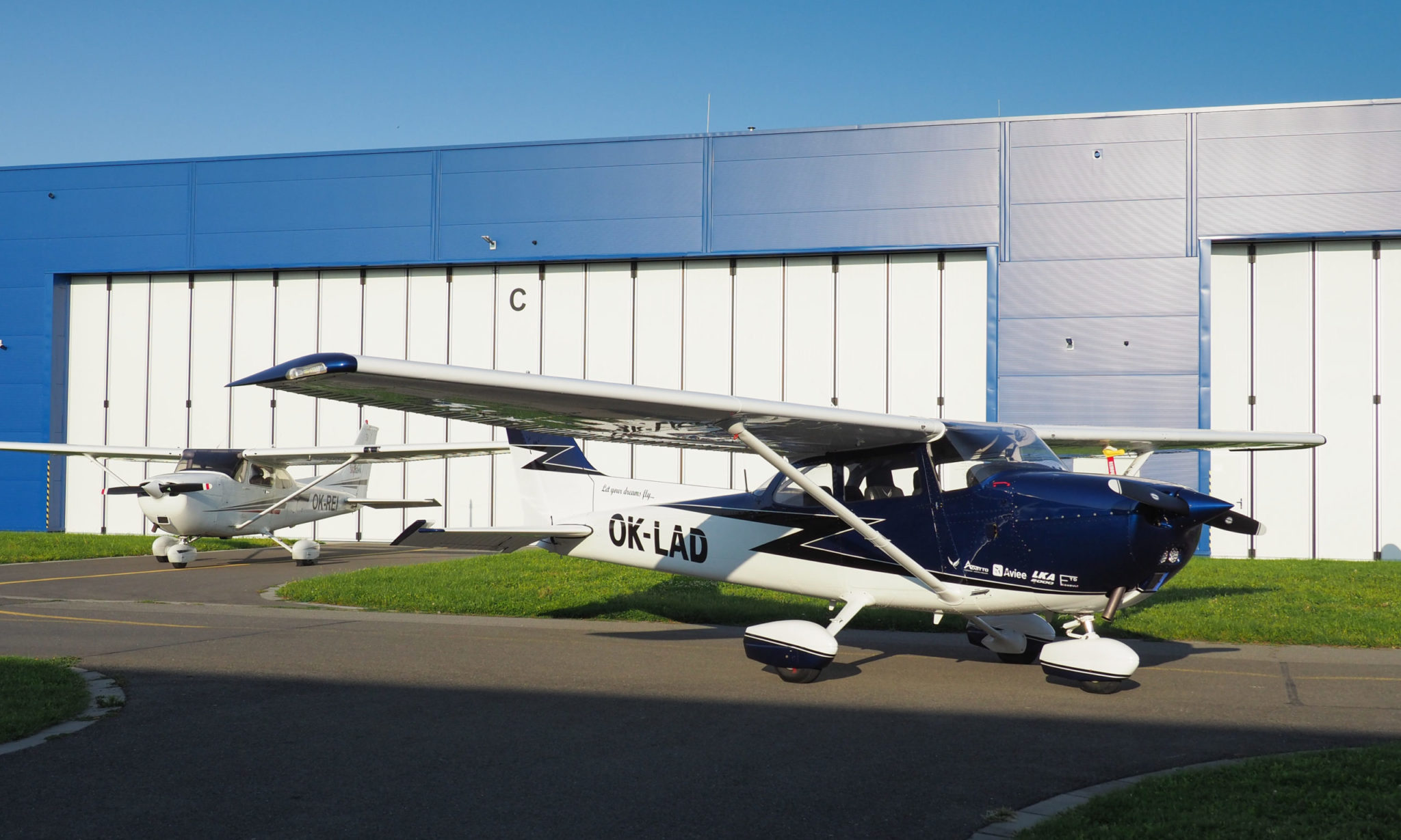 Výcvikový letoun Cessna F172M (OK-LAD) letecké školy Volantis na mezinárodním letišti Brno–Tuřany