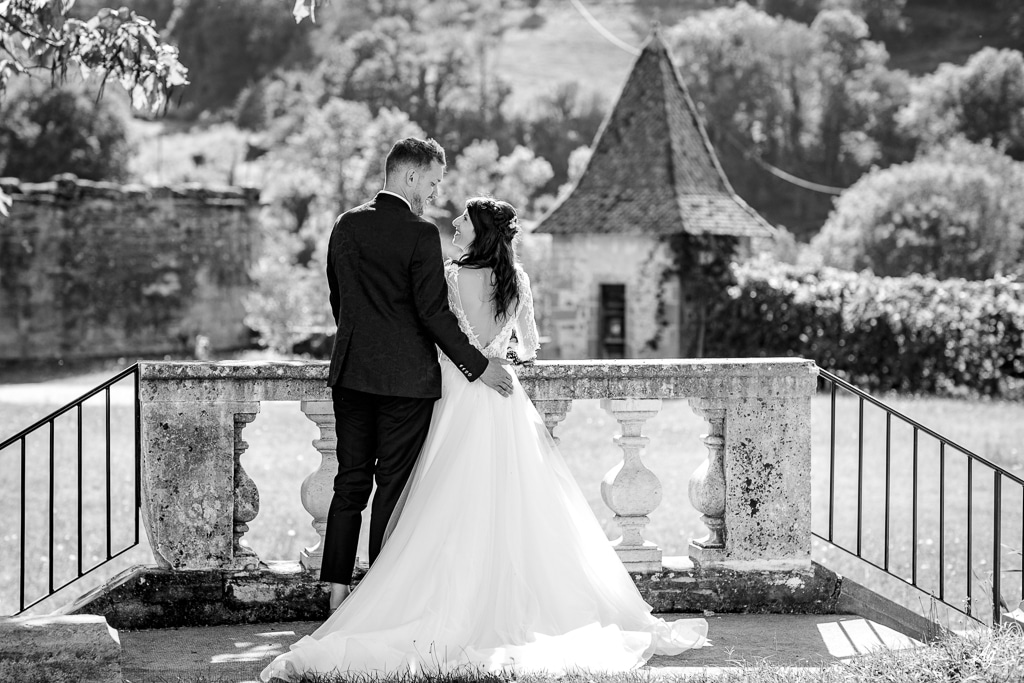 Couple de mariés face au domaine, dans un cadre romantique et authentique