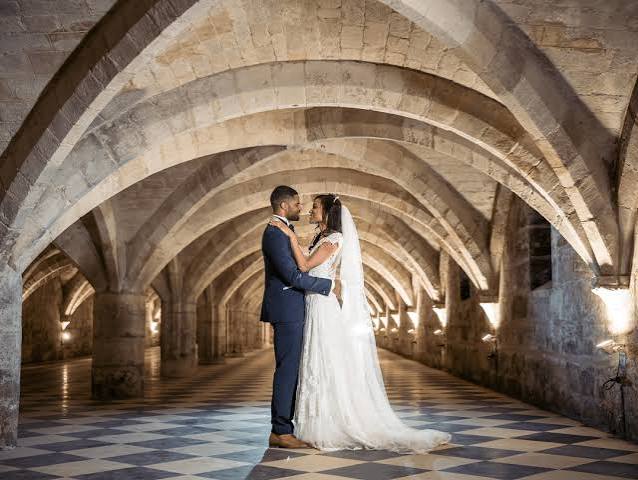 Couple de mariés sous les voûtes de l'Abbaye de Luxeuil-les-Bains