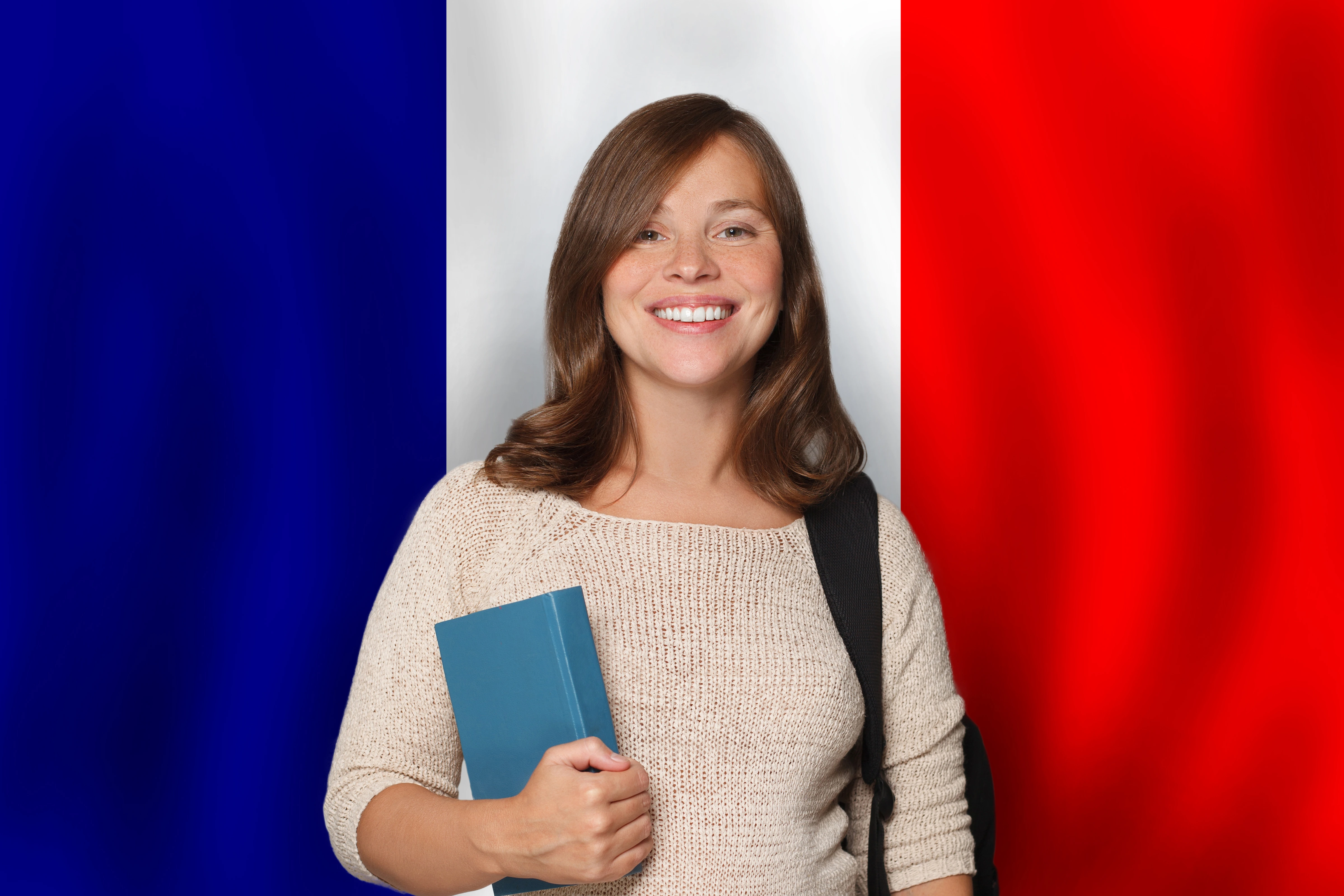 Étudiante souriante avec drapeau français - Study First Europe