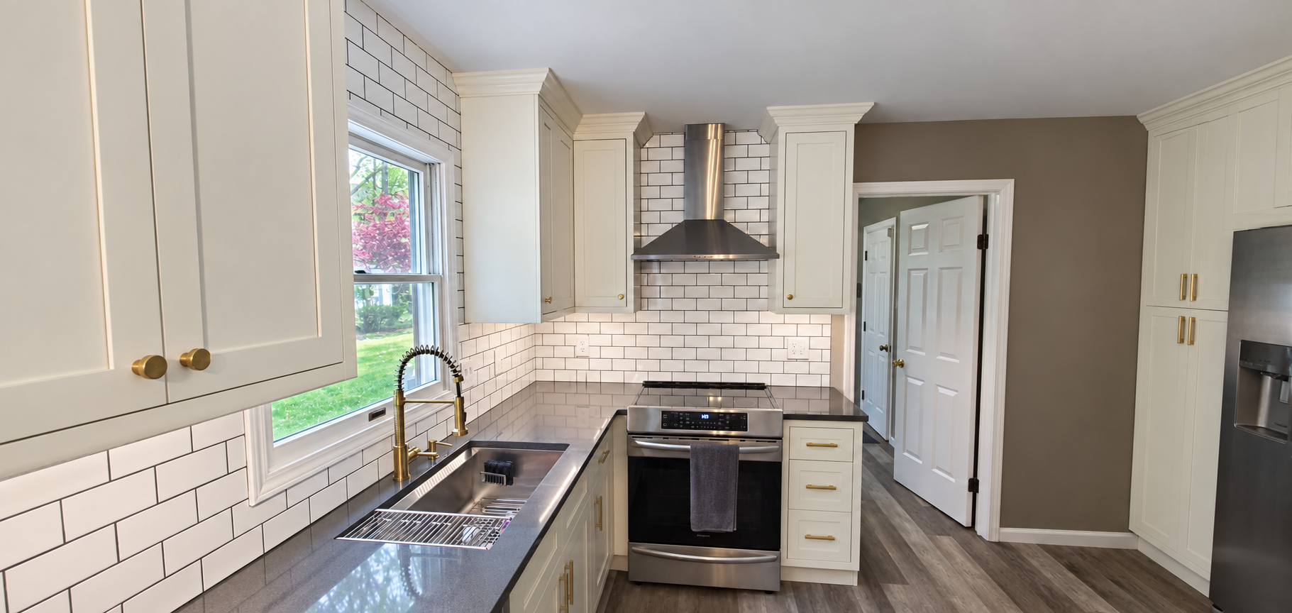 Full Kitchen & Range Hood
