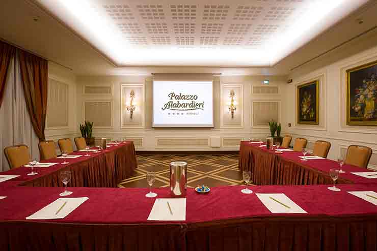 Allestimento per il tavolo dei relatori e platea