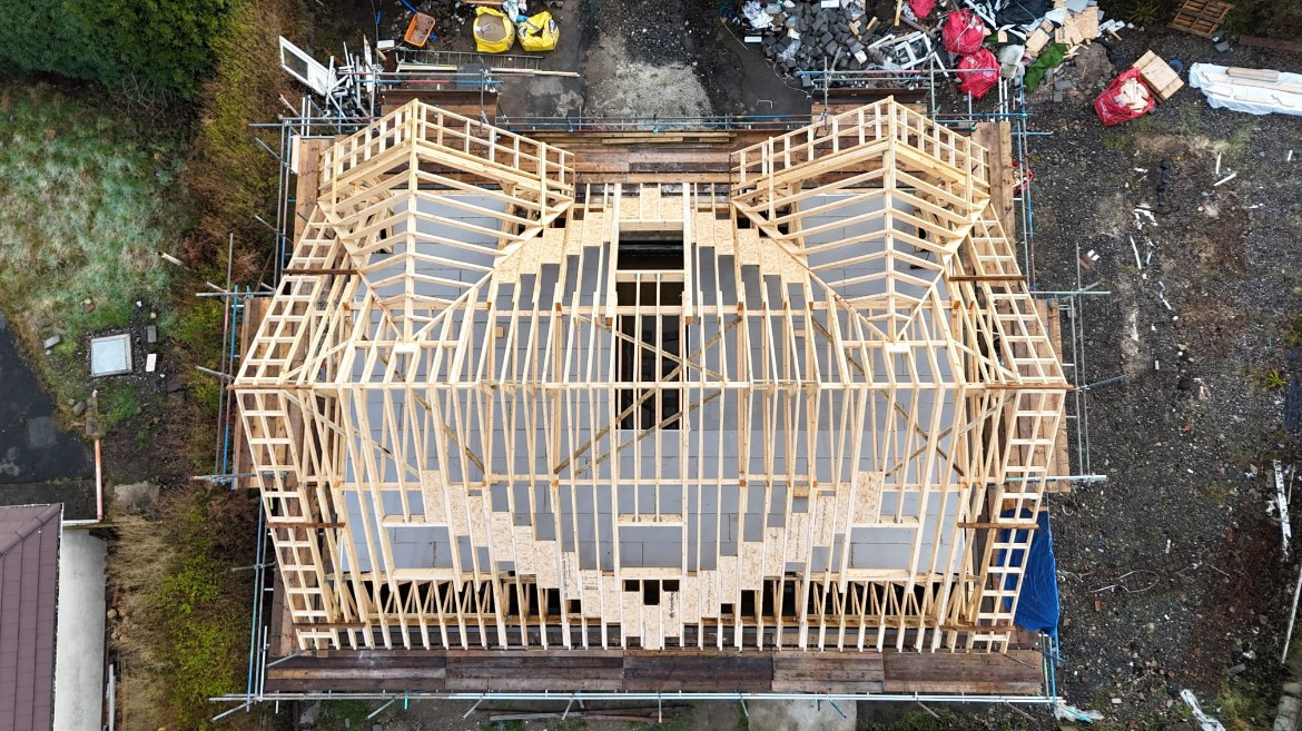 Structural Drone Inspection: Direct bird's-eye view mapping rafter layout, skylight openings and timber symmetry.