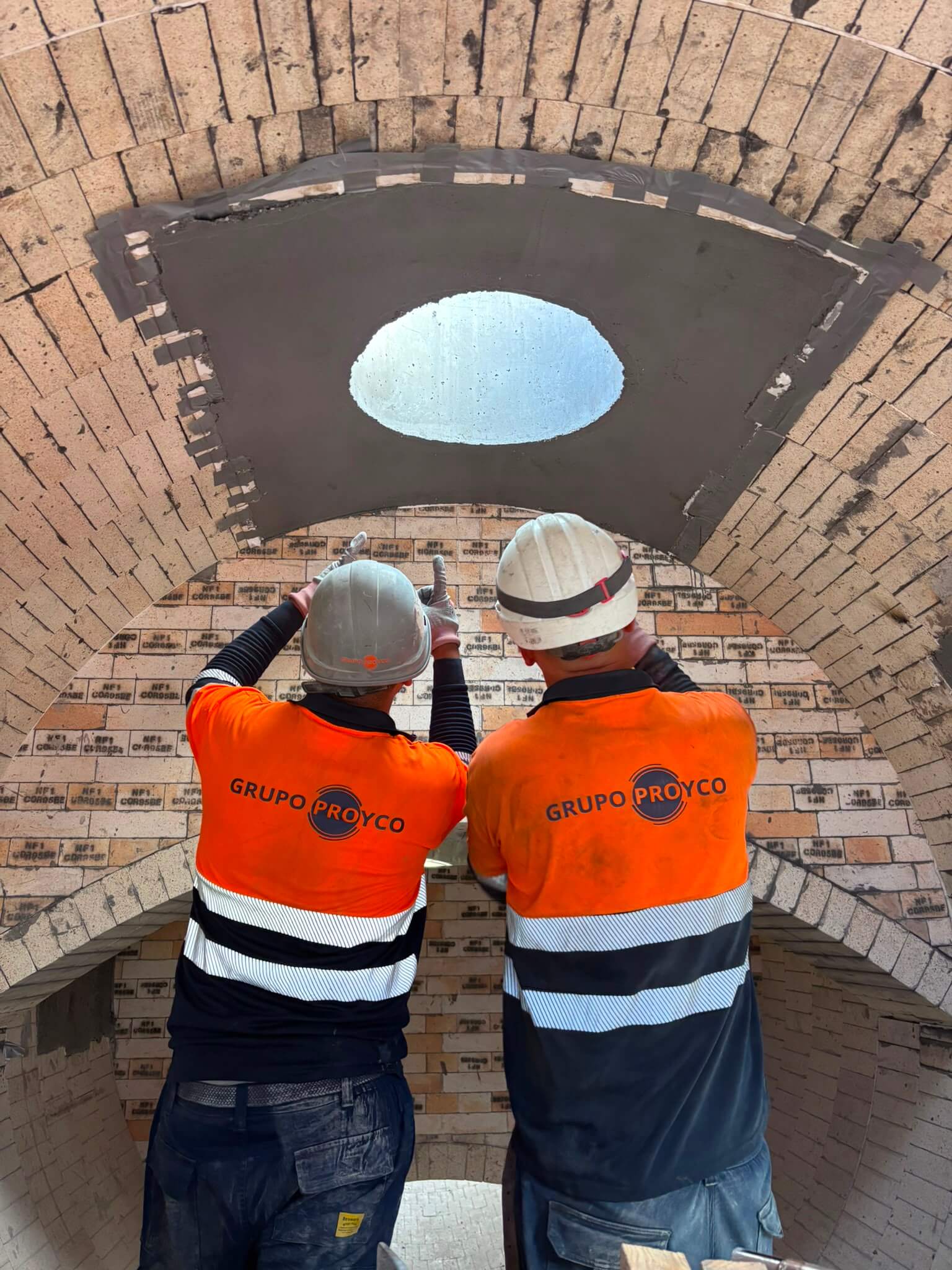 Operarios de Grupo PROYCO trabajando en el revestimiento refractario de una bóveda de horno
