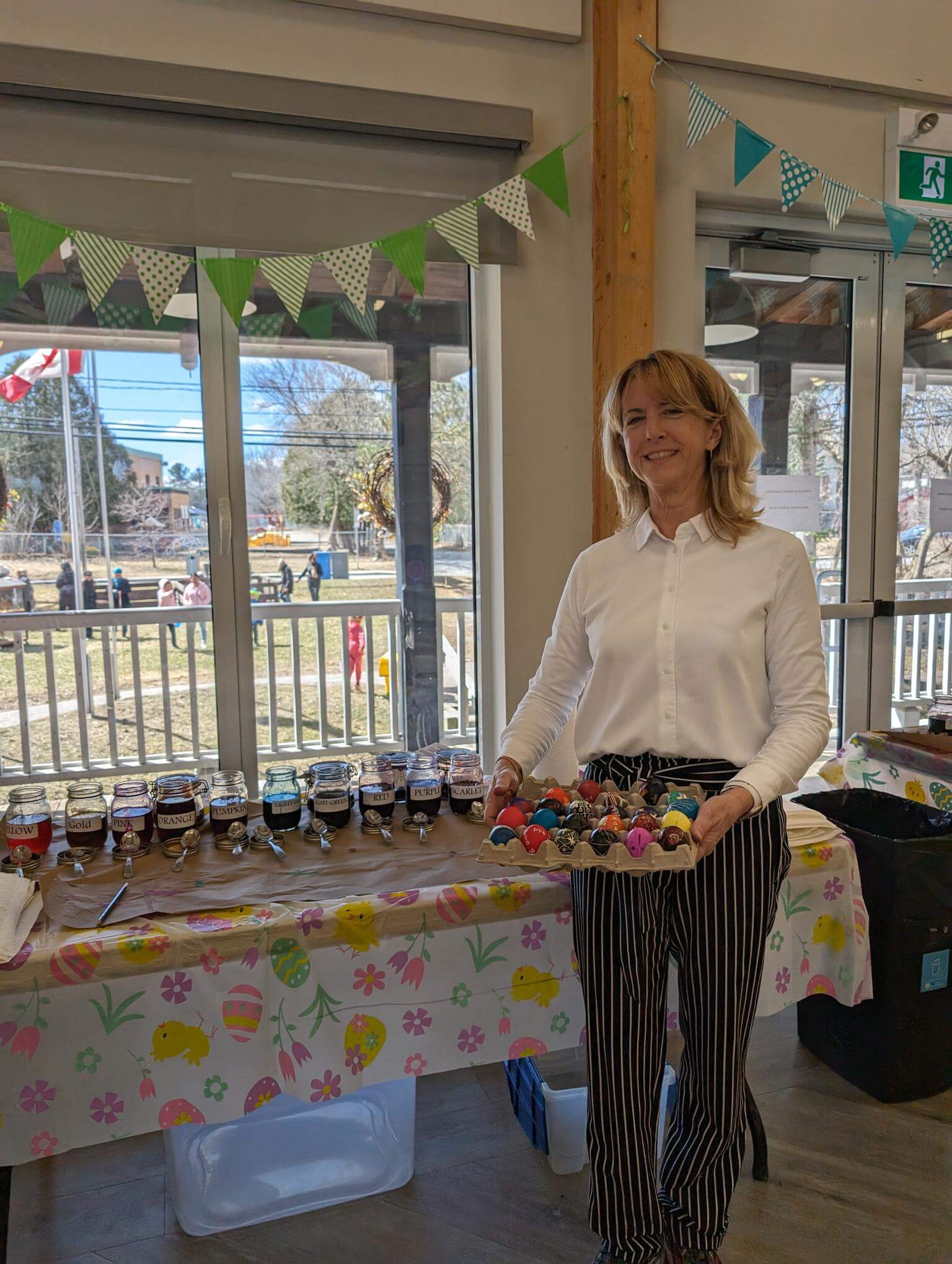 Animatrice présentant le plateau d'œufs pysanky peints par les participants