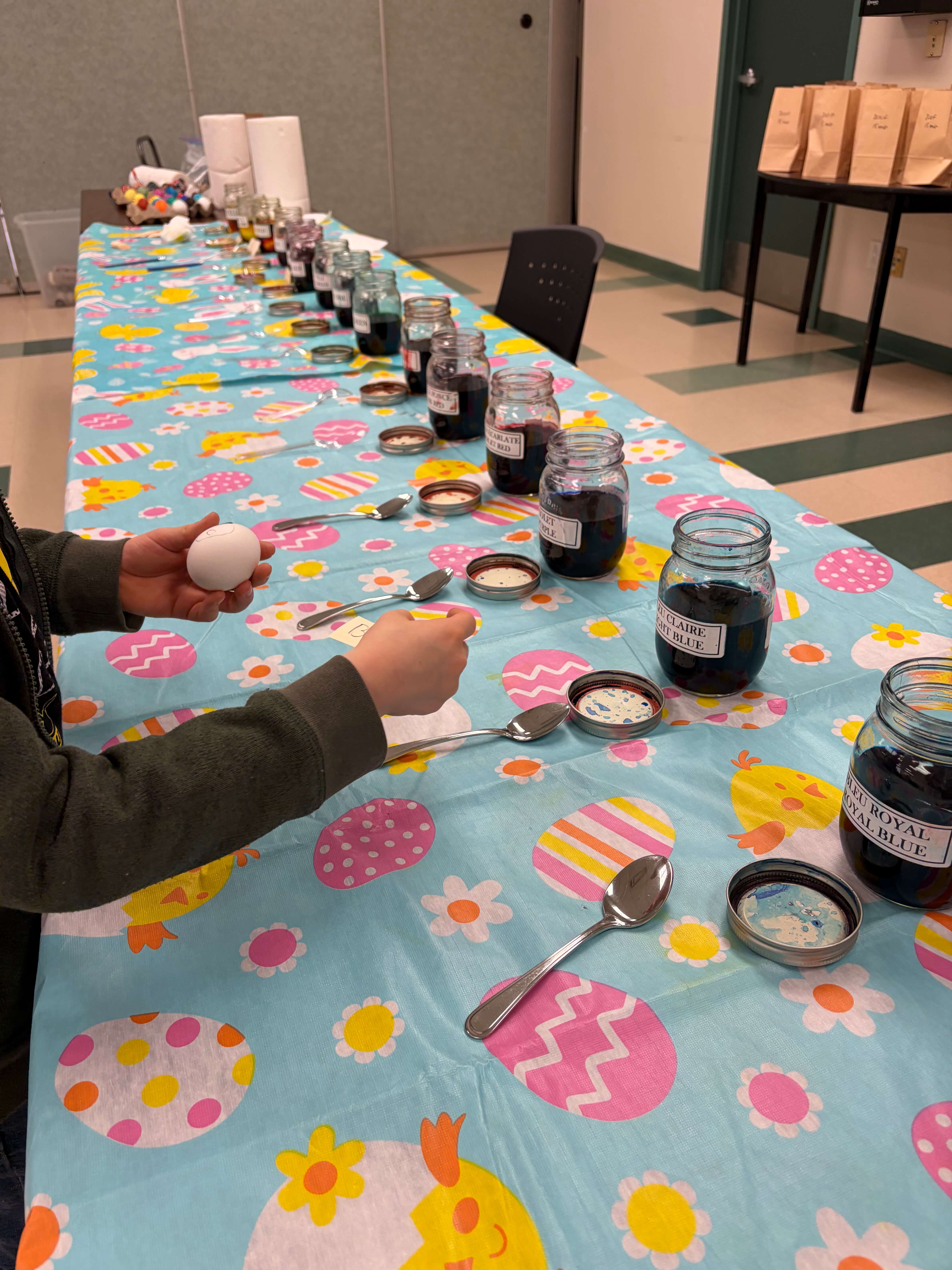 Table des stations de teinture multicolores alignées pour les participants