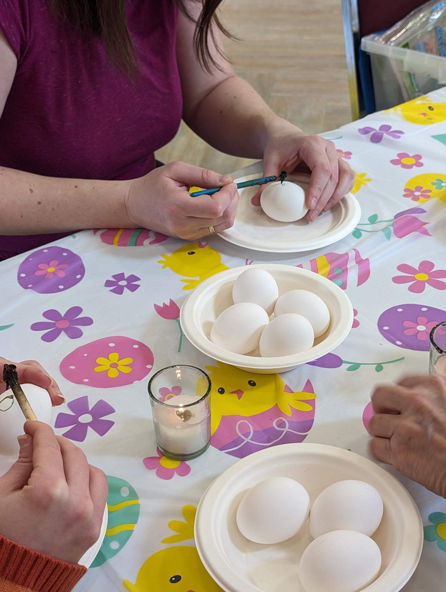 Participants réunis autour de la table d'atelier décorée