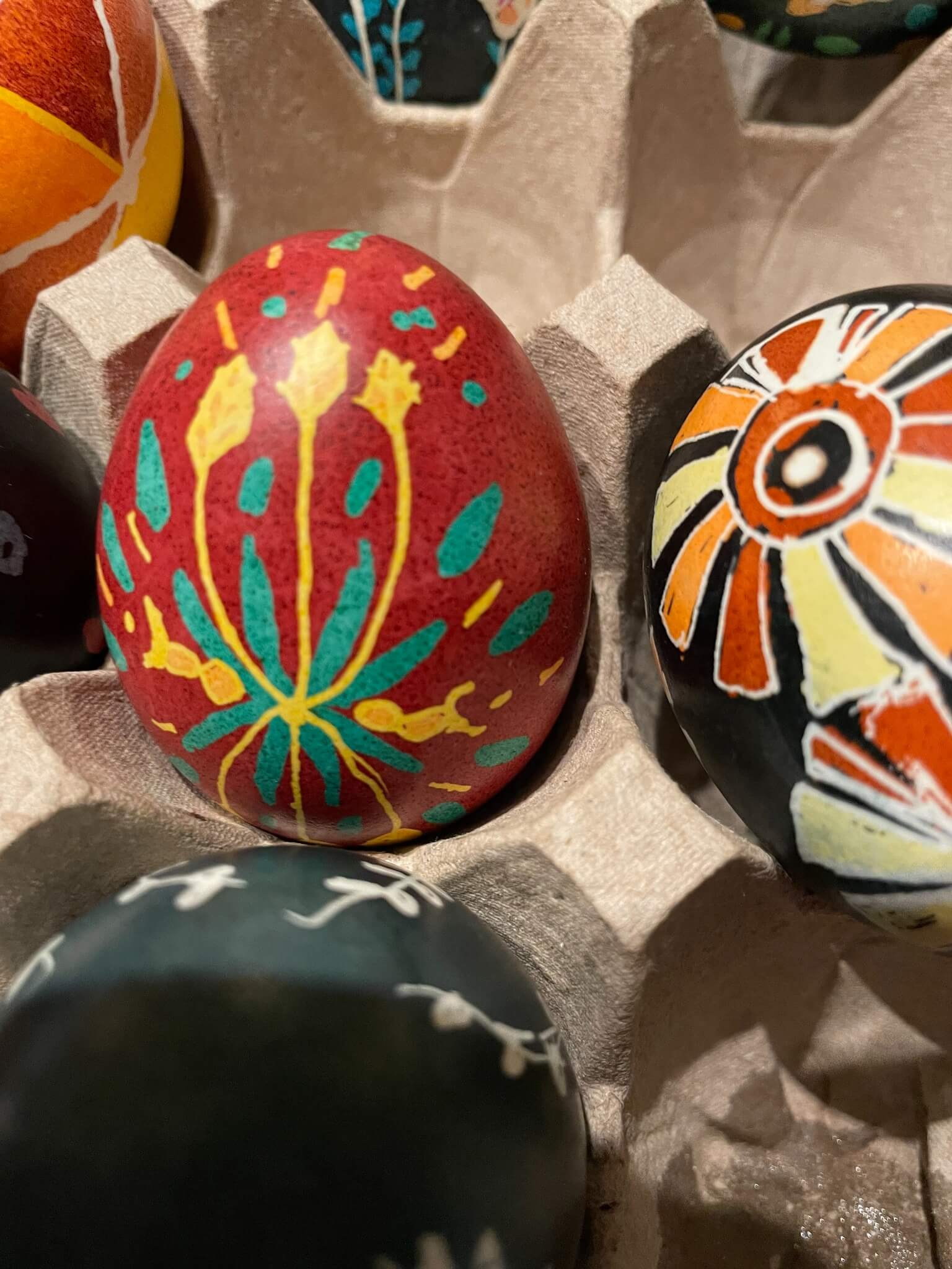 Pysanka fini aux couleurs éclatantes et motifs floraux traditionnels