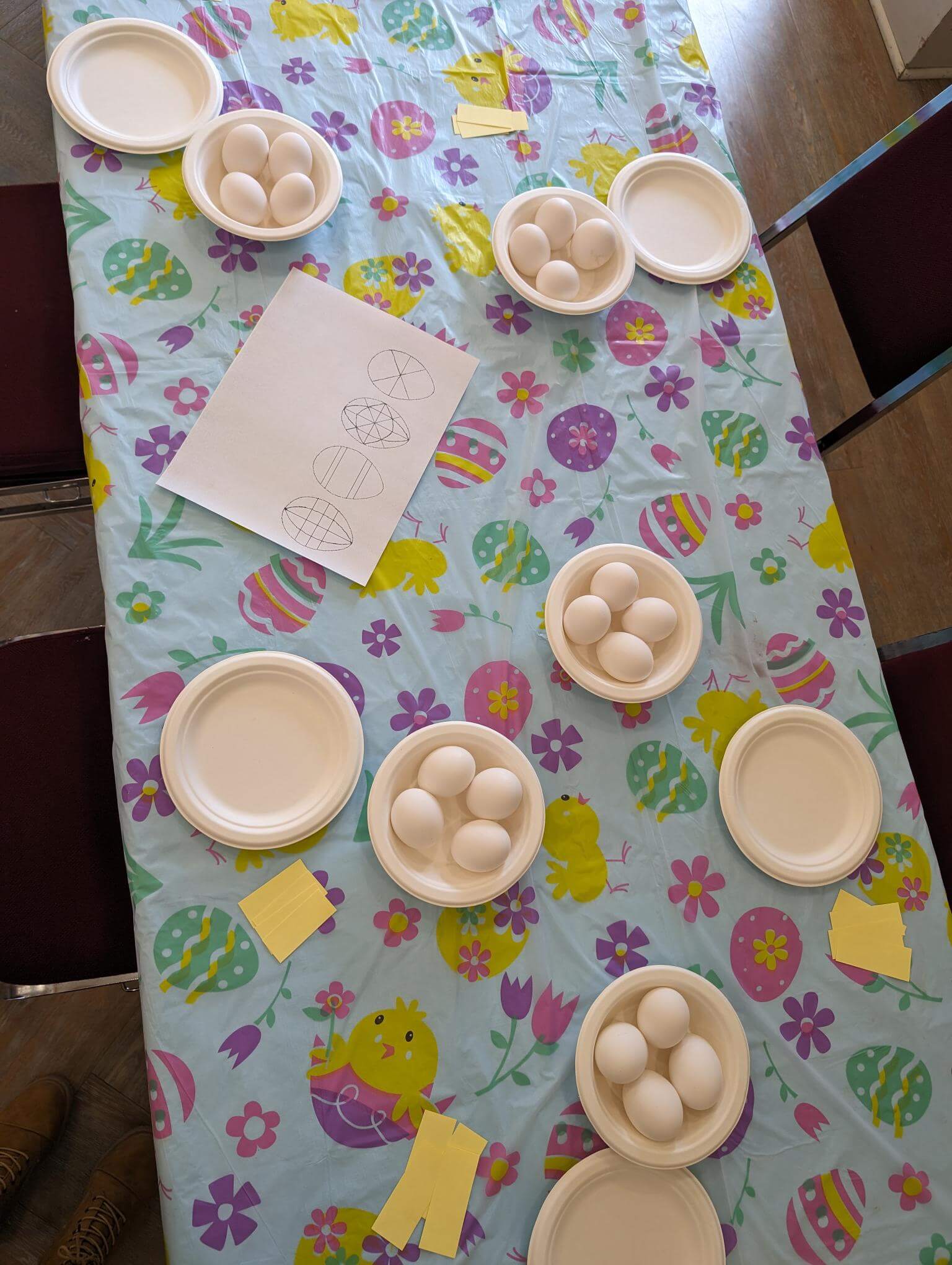 Préparation soignée de la table avec œufs, assiettes et modèles de motifs
