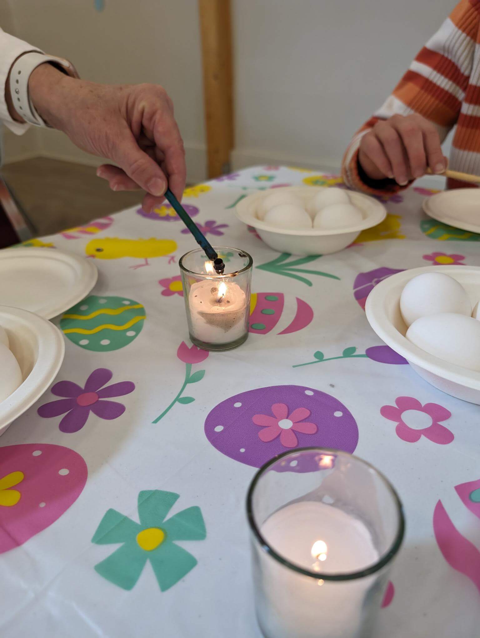 Chauffage du stylet kistka à la flamme sécurisée d'une bougie sous photophore