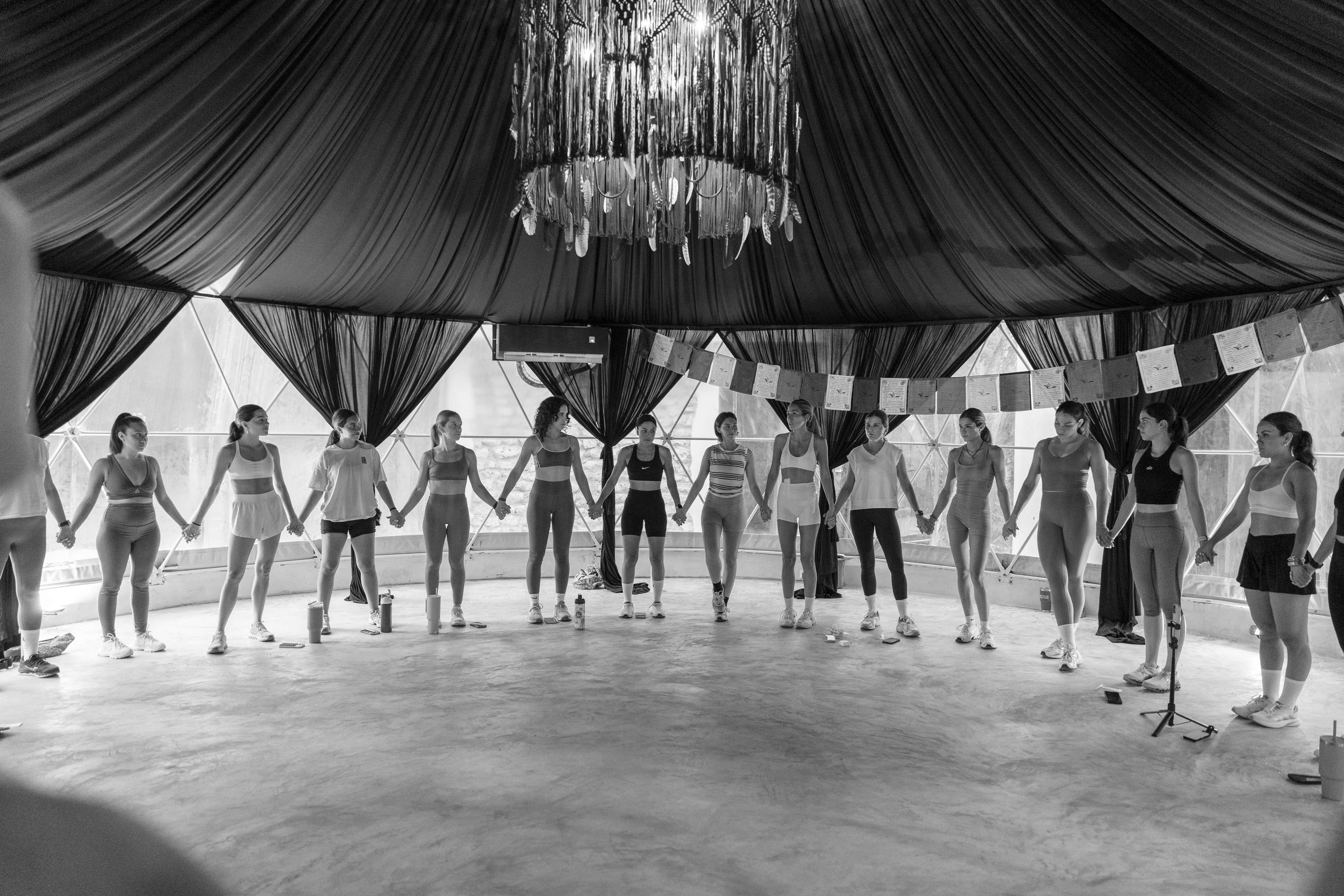 Círculo de mujeres tomadas de las manos en conexión y presencia