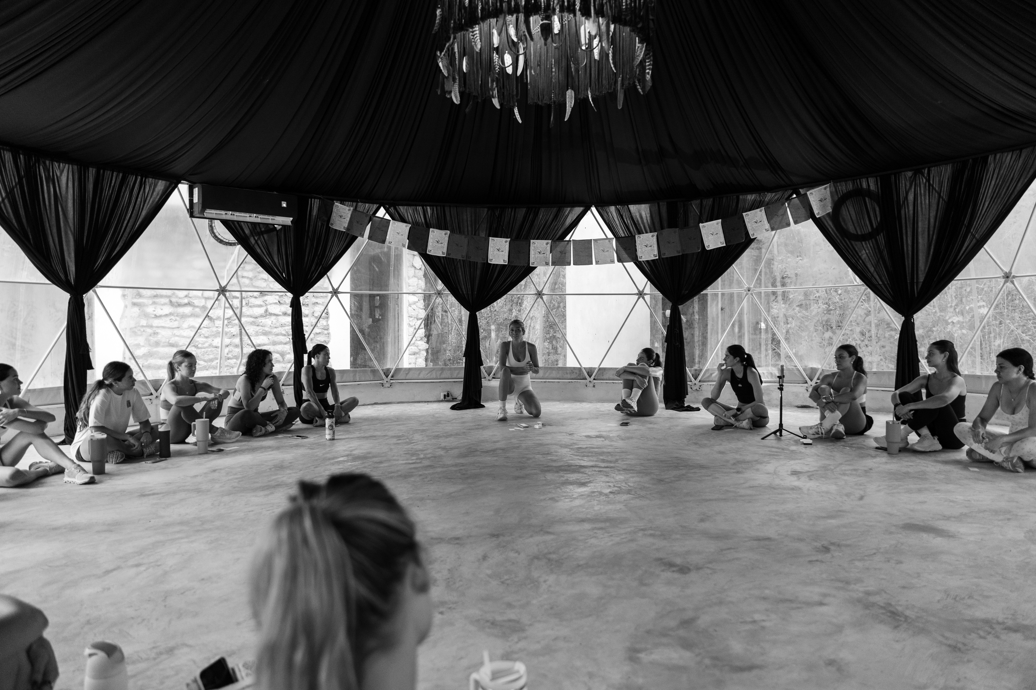Círculo de mujeres sentadas en el domo de Amaite durante el taller somático