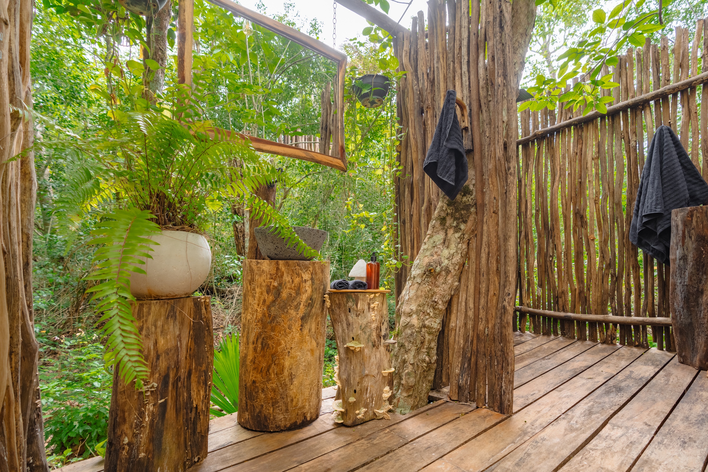 Espacio natural de descanso y tocador rústico en la selva