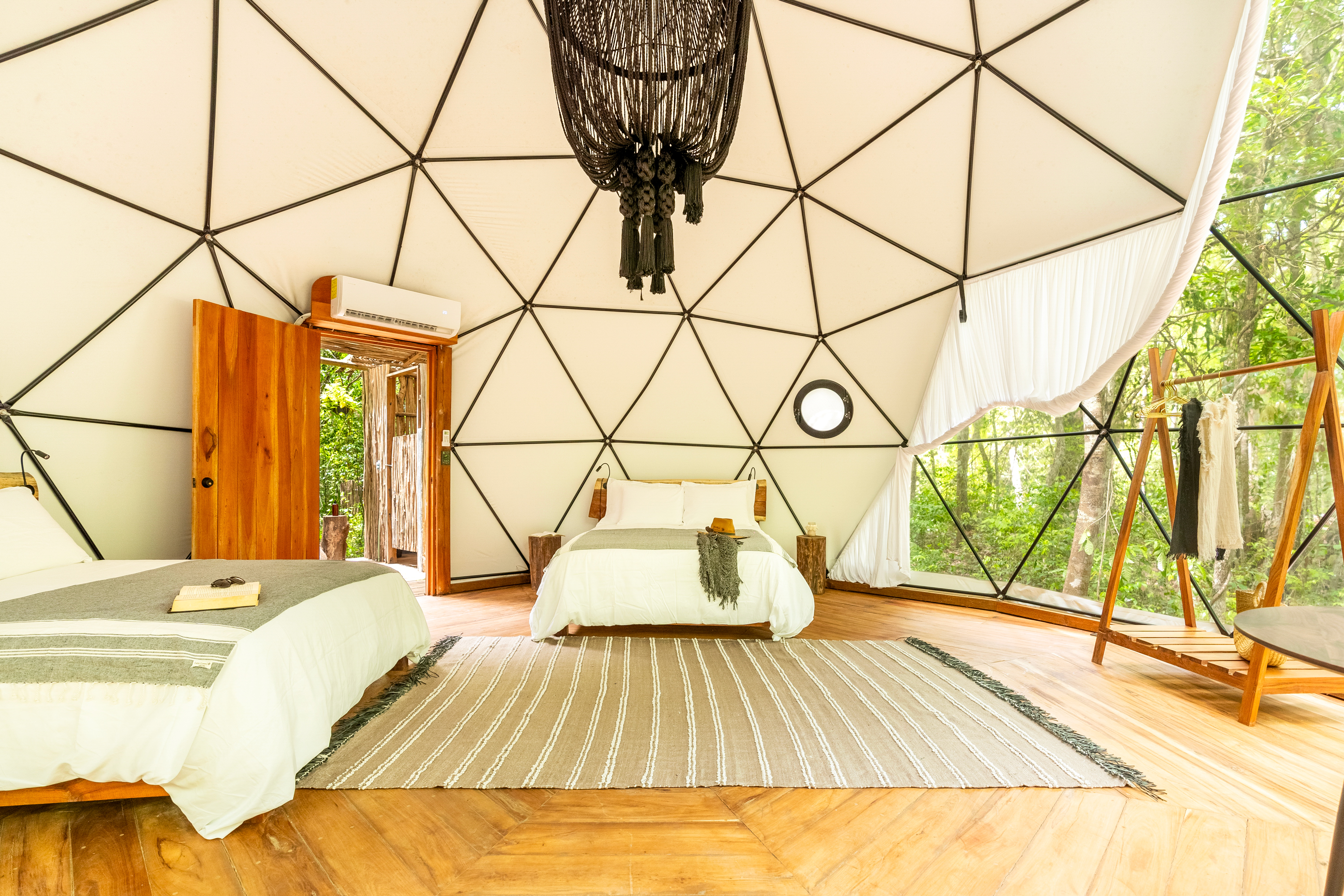 Habitación compartida para 3 amigas con vista a la selva