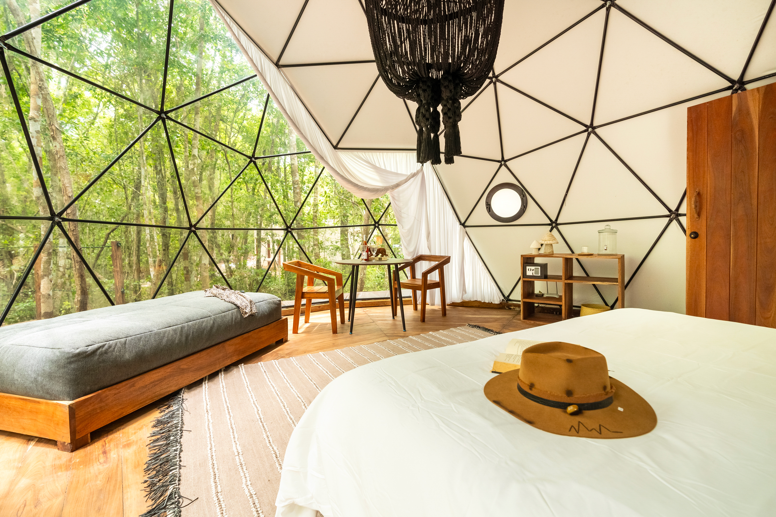 Domo geodésico inmerso en la selva de Tulum en Amaite Retreat